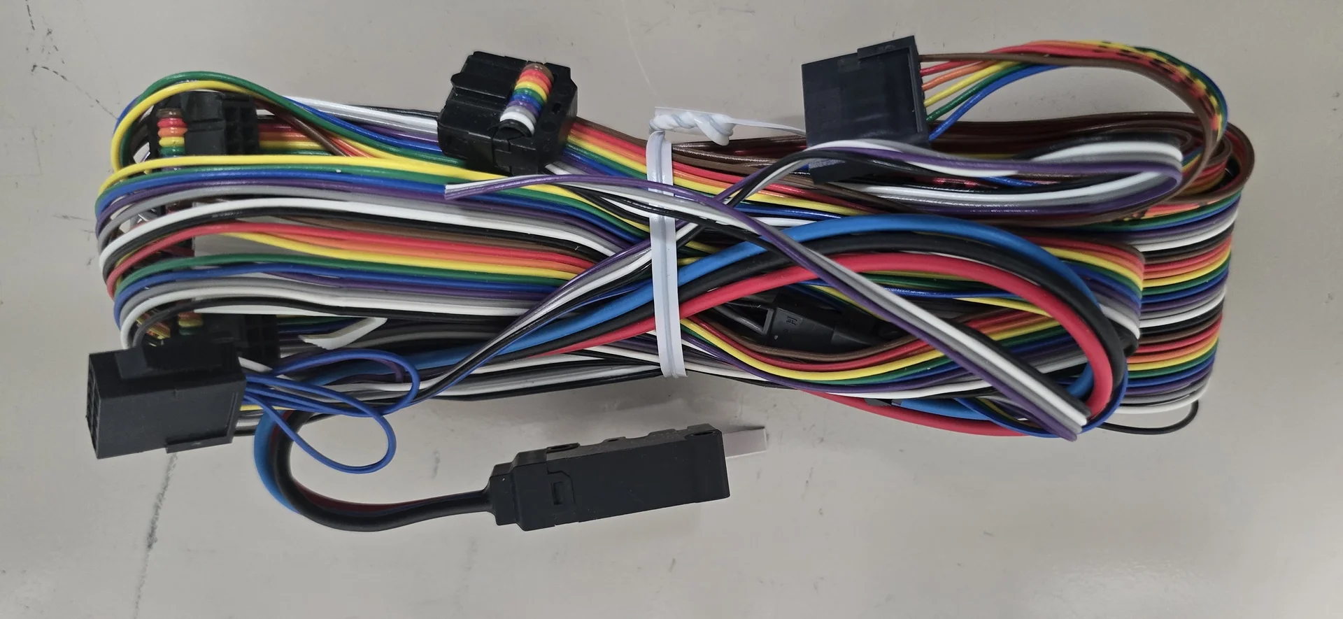 Reader wiring assembly with multicolored wires and connectors