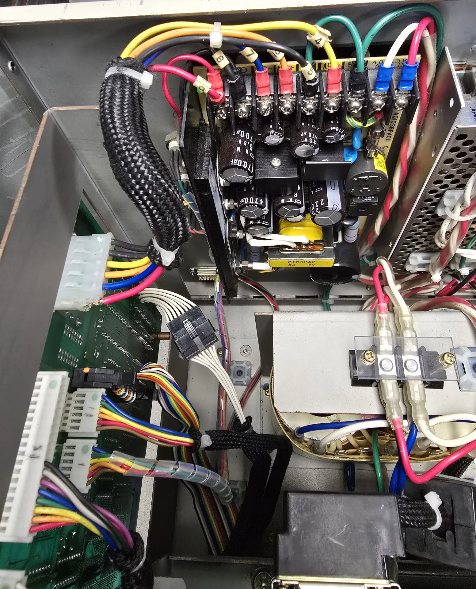 Interior of a UD-716 reader showing the 5V power supply area and wiring