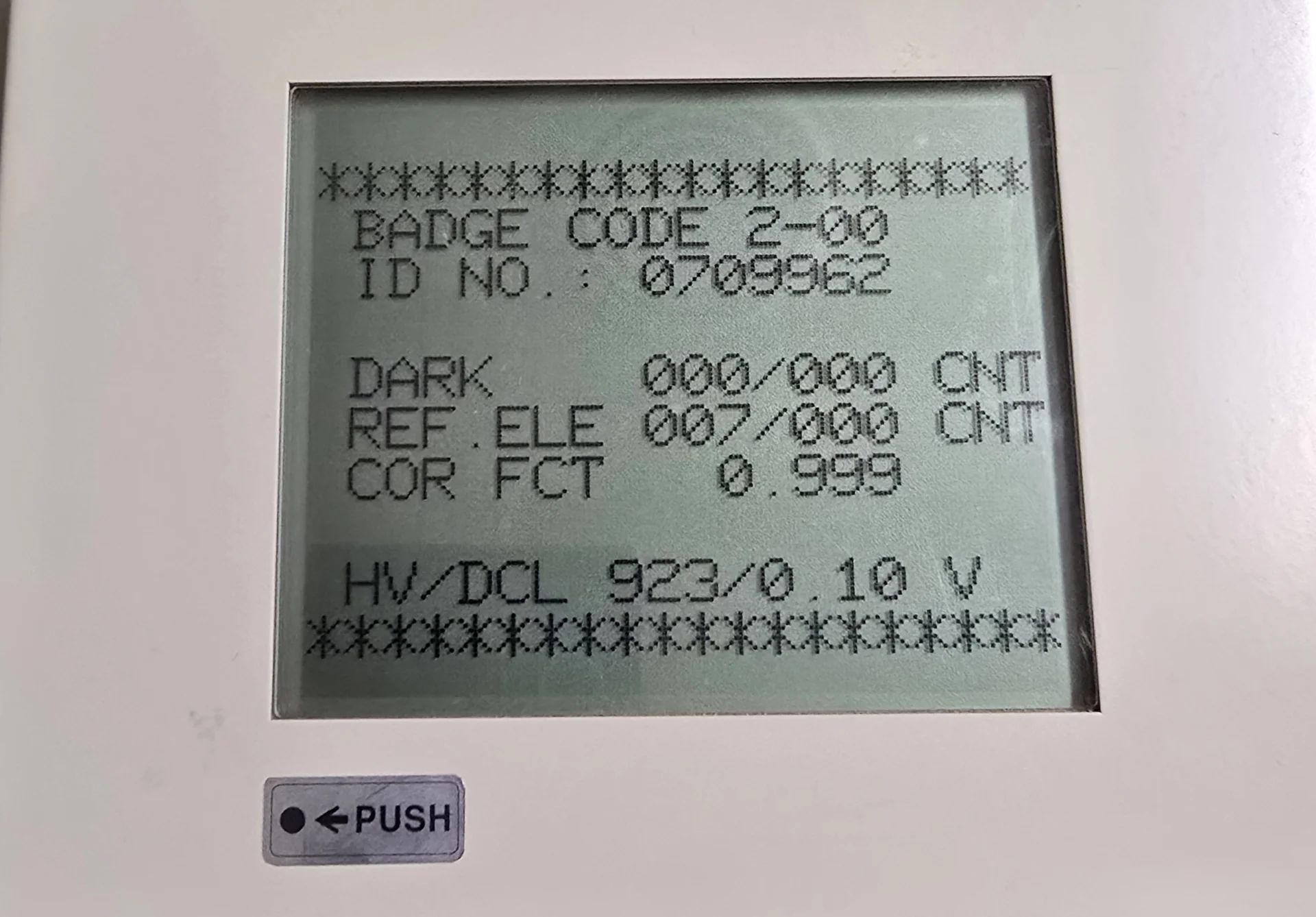 UD-716 LCD showing measurement information while reading a UD-802 dosimeter
